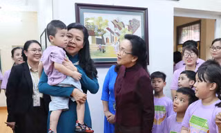 Phu nhân Ngô Phương Ly và Phu nhân Naly Sisoulith thăm Làng trẻ em Birla Hà Nội