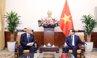 Bộ trưởng Ngoại giao Bùi Thanh Sơn tiếp Cố vấn đặc biệt Liên minh nghị sỹ hữu nghị Nhật-Việt Takebe Tsutomu ngày 22/7. (Ảnh: Mofa)