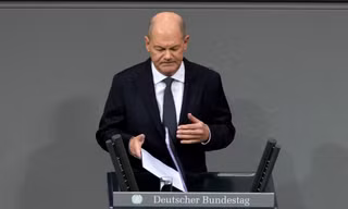 Thủ tướng Đức Olaf Scholz phát biểu trước quốc hội Đức ngày 16/12. (Ảnh: AP)