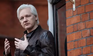 Julian Assange phát biểu với báo chí từ ban công Đại sứ quán Ecuador ở London năm 2017. (Ảnh: Getty)