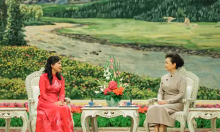 Phu nhân Ngô Phương Ly cùng Phu nhân Bành Lệ Viên thưởng trà, xem biểu diễn nghệ thuật