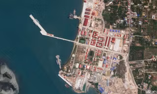Bức ảnh vệ tinh do Planet Labs PBC chụp vào ngày 8/5 cho thấy 2 tàu hộ tống của Trung Quốc neo đậu tại căn cứ Hải quân Ream của Campuchia trên Vịnh Thái Lan. (Ảnh: AP)