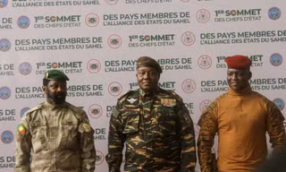 Lãnh đạo Mali, Niger và Burkina Faso chụp ảnh chung trong hội nghị thượng đỉnh Liên minh các quốc gia Sahel (AES) tại Niamey, Niger, ngày 6/7. (Ảnh: Reuters)