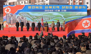 Lễ khánh thành khu nhà dành cho người dân vùng lũ Triều Tiên. (Ảnh: KCNA)