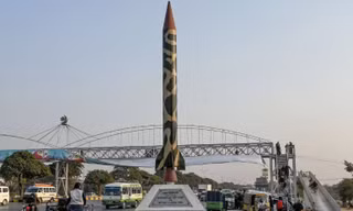 Biểu tượng tên lửa trên đường phố Islamabad, Pakistan. (Ảnh: Reuters)