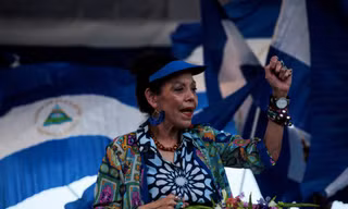 Phó Tổng thống Nicaragua Rosario Murillo hát các bài hát cách mạng trong cuộc tuần hành mang tên "Chúng ta bước đi vì hòa bình và Công lý" tại Managua 5/9/2018. (Ảnh: Reuters)