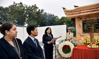 Thứ trưởng Phạm Thu Hằng phát biểu tại lễ tưởng niệm 50 năm ngày xảy ra vụ tai nạn. (Ảnh: Mofa)
