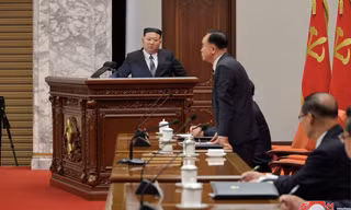 Chủ tịch Triều Tiên Kim Jong Un chủ trì cuộc họp của đảng Lao động Triều Tiên. Bức ảnh được đăng tải ngày 29/12. (Ảnh: KCNA)