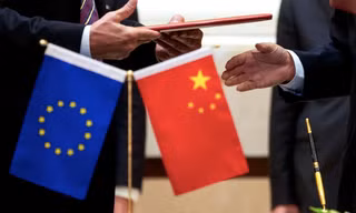 Quan hệ giữa EU và Trung Quốc đang căng thẳng vì nhiều khúc mắc. (Ảnh: AP)