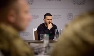 Tổng thống Ukraine Volodymir Zelensky trong cuộc họp ở Kharkiv ngày 16/5. (Ảnh: Reuters)