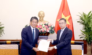 Đại sứ Nhật Bản tại Việt Nam trao điện thăm hỏi của Thủ tướng Kishida Fumio gửi Thủ tướng Phạm Minh Chính đến Thứ trưởng Ngoại giao Phạm Thanh Bình ngày 11/9. (Ảnh: Mofa)