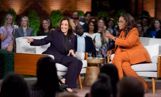 Ứng viên tổng thống Mỹ Kamala Harris và nữ hoàng truyền hình Oprah Winfrey trong sự kiện tối 19/9. (Ảnh: AP)
