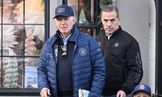 Tổng thống Mỹ Joe Biden và con trai Hunter Biden. (Ảnh: Reuters)
