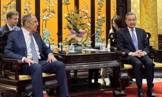 Ngoại trưởng Vương Nghị trong cuộc gặp người đồng cấp Nga Sergei Lavrov ngày 8/4. (Ảnh: AP)