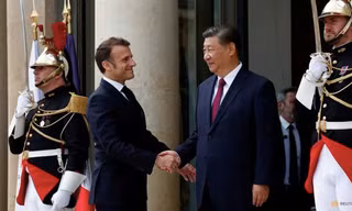 Tổng thống Pháp Emmanuel Macron đón Chủ tịch Trung Quốc Tập Cận Bình ngày 6/5. (Ảnh: Reuters)