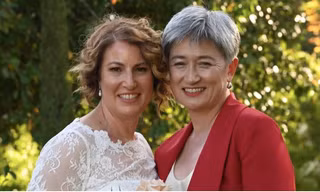 Ngoại trưởng Úc Penny Wong (phải) và bạn đời Sophie Allouache. (Ảnh: Instagram)