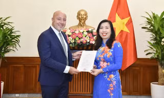 Thứ trưởng Ngoại giao Lê Thị Thu Hằng trao giấy phép thành lập văn phòng thường trú tại Việt Nam cho đại diện báo New York Times ngày 5/9. (Ảnh: Baoquocte)