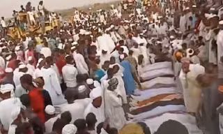 Tang lễ các nạn nhân chết trong vụ tấn công ngày 5/6. (Ảnh: Sudan Tribune)