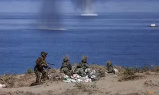 Lực lượng Mỹ và Philippines diễn tập tấn công mục tiêu trên biển. (Ảnh: Reuters)