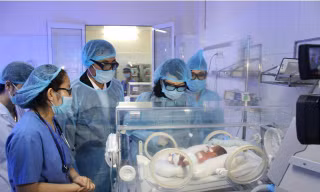 Bộ trưởng Bộ Y tế Nguyễn Thị Kim Tiến thăm bệnh nhi sơ sinh điều trị tại BV Sản - Nhi Bắc Ninh
