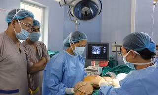 Hai bệnh nhân được can thiệp tĩnh mạch chi dưới tại Trung tâm tim mạch, Bệnh viện E cách đây 3 ngày, đã phục hồi tốt, không biến chứng và đã được xuất viện.