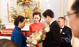 Hoa Hậu Thu Thảo mặc áo dài đỏ rực rỡ trong lễ rước dâu sáng nay 6.10
