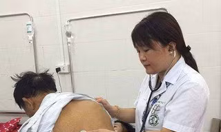 TS.BS Đoàn Thu Trà - Trưởng Phòng Nhiễm khuẩn tổng hợp, Phó khoa Truyền nhiễm, Bệnh viện Bạch Mai đang khám cho bệnh nhân bị nhiễm sán lá gan