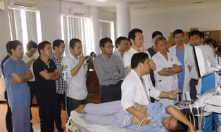 Các BS của nhiều BV trên toàn quốc theo dõi chuyển giao kỹ thuật tái tạo van động mạch chủ bằng màng tim theo phương pháp OZAKI