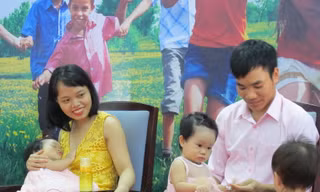 Vợ chồng anh Hảo, chị Nhung với niềm hạnh phúc được làm cha mẹ của cô con gái song sinh Bảo Ngọc- Thảo Chi