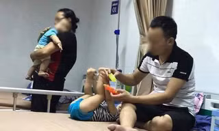 Các bệnh nhi bị sùi mào gà đang được điều trị tại BV Da liễu TƯ