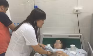 TS - BS Đoàn Thu Trà, Phó Khoa Truyền nhiễm - Bệnh viện Bạch Mai đang khám cho bệnh nhân mắc SXH