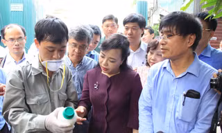 Sáng 20/8, Bộ trưởng Bộ Y tế đi thị sát công tác phòng chống dịch SXH tại phường Thụy Khuê, Hà Nội. 