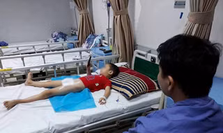 Bệnh nhi ở Hưng Yên bị sùi mào gà đang được điều trị tại BV Da liễu TƯ