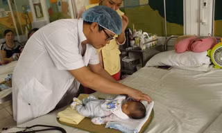 Cháu bé may mắn được các bác sĩ phẫu thuật đảo gốc động mạch thành công là Bùi Nguyễn Hải Anh (26 ngày tuổi) – con chị Nguyễn Thị Huyền (31 tuổi, ở Liên Chiểu, Đà Nẵng. Ảnh: BV E cung cấp