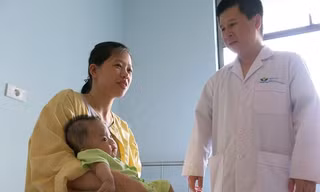 Bé D.L hồi phục sức khỏe sau ca mổ phức tạp