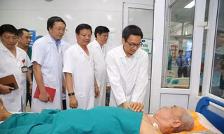 PTT Vũ Đức Đam thăm hỏi bệnh nhân mắc SXH tại BV Bệnh nhiệt đới TƯ