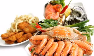 Người bệnh vẩy nến cần thận trọng với các món ăn lạ dễ gây dị ứng nhất là những đồ ăn chứa nhiều protein và tanh như tôm, cua, ghẹ. Ảnh minh hoạ: Internet