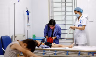 Các bé trai bị lây nhiễm sùi mào gà đang điều trị tại BV Da liễu TƯ. Ảnh: Như Ý