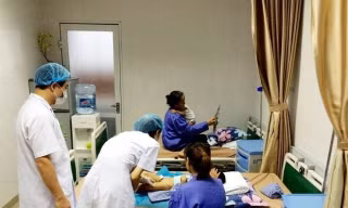 Trẻ bị sùi mào gà đang được điều trị tại BV Da liễu TƯ