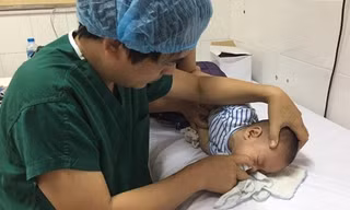 TS Nguyễn Tuyết Xương, Trưởng Khoa Tai - Mũi - Họng, BV Nhi TƯ đang hướng dẫn cách chăm sóc trẻ bị viêm mũi họng
