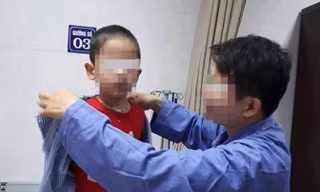 Trẻ bị nhiễm sùi mào gà đang được điều trị tại BV Da liễu TƯ