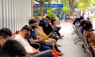 Hà Nội: Bệnh viện quá tải, nhiều người quên đeo khẩu trang ngồi sát sạt nhau