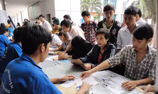 Thí sinh nộp hồ sơ xét tuyển NVBS tại trường ĐH Công nghiệp TPHCM