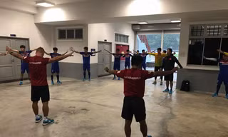 Thày trò HLV Hữu Thắng phải rút vào hành lang sân Universiti Malaya để tập tạm, tránh cơn mưa như trút nước chiều nay. Ảnh ĐOÀN NHẬT 