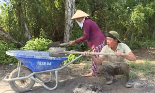 Vợ chồng cựu chiến binh bỏ tiền sửa đường giúp dân ở Cà Mau