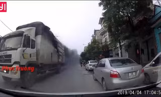 Clip: Xe tải bốc cháy lao vun vút trên đường ở Hưng Yên