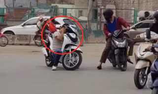 Bi hài đàn ông nhậu say, dựng xe SH ngủ ngay giữa đường