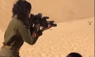 Nữ quân nhân Israel nhả đạn đầy uy lực trên sa mạc