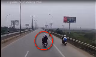 Nam thanh niên liều lĩnh lạng lách thách thức trước đầu xe container
