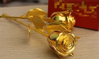 Quà 8/3 sang chảnh: Hoa hồng vàng đính kim cương giá 250 triệu đồng